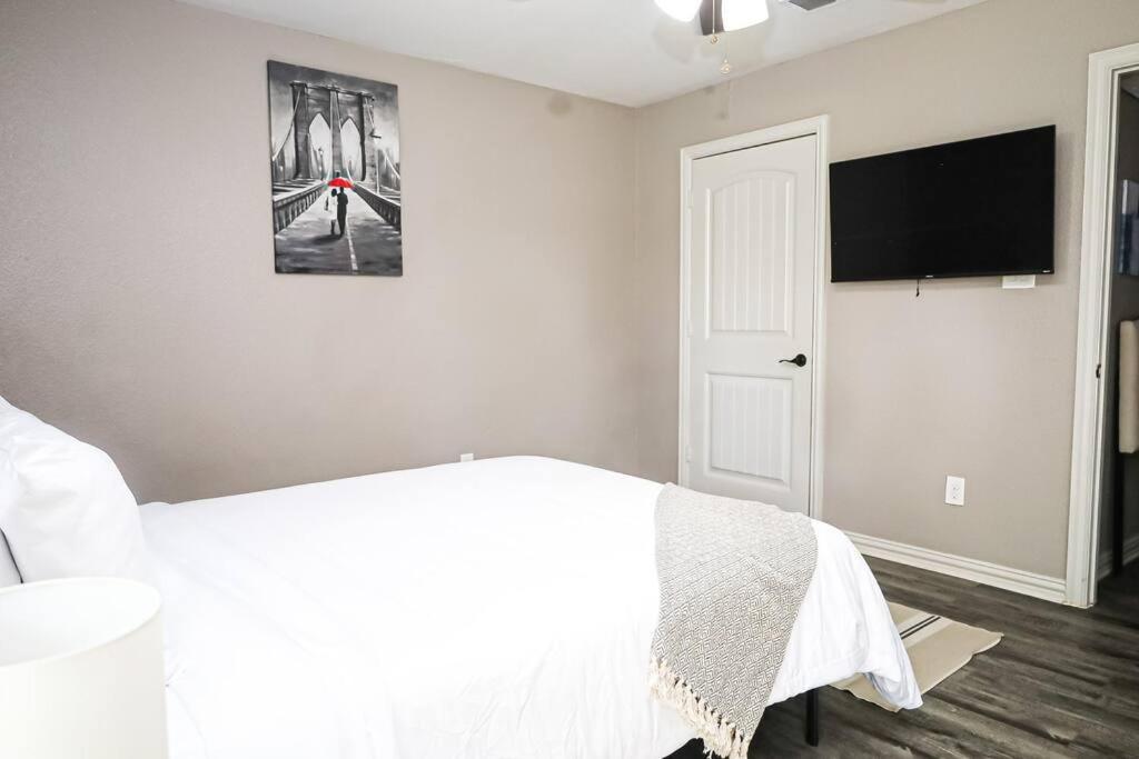 Comfy Two-Bedroom Apartment In Arlington Buitenkant foto